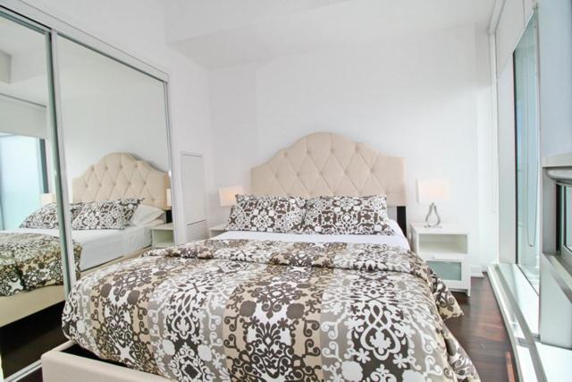 Presidential 2+1BR Condo, Entertainment District (Downtown) w/ CN Tower View, Balcony, Pool & Hot Tub