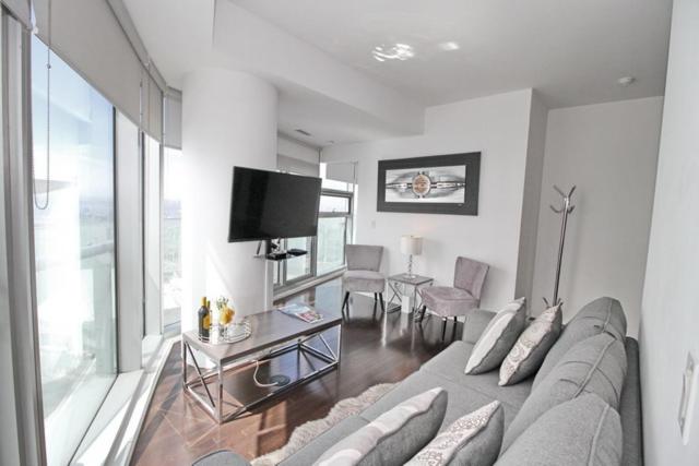 Presidential 2+1BR Condo, Entertainment District (Downtown) w/ CN Tower View, Balcony, Pool & Hot Tub