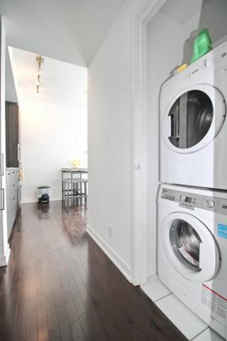 Presidential 2+1BR Condo, Entertainment District (Downtown) w/ CN Tower View, Balcony, Pool & Hot Tub