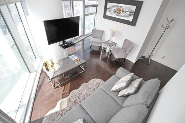 Presidential 2+1BR Condo, Entertainment District (Downtown) w/ CN Tower View, Balcony, Pool & Hot Tub