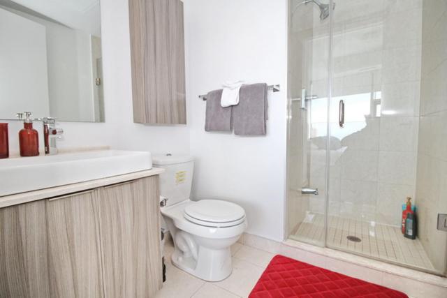 Presidential 2+1BR Condo, Entertainment District (Downtown) w/ CN Tower View, Balcony, Pool & Hot Tub