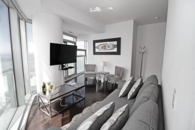 Presidential 2+1BR Condo, Entertainment District (Downtown) w/ CN Tower View, Balcony, Pool & Hot Tub
