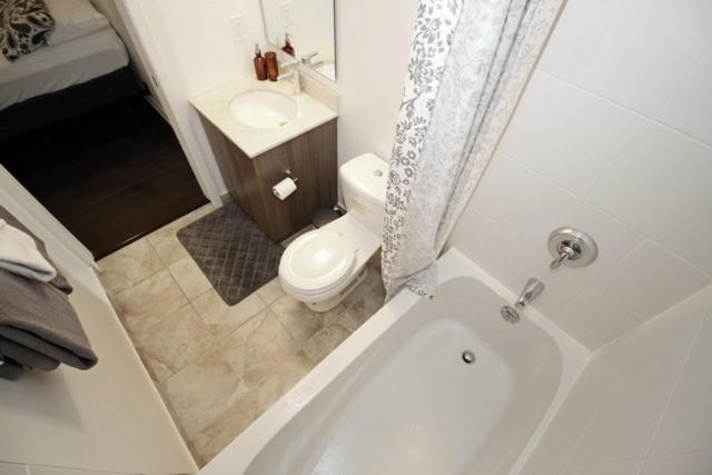 Presidential 2+1BR Condo, Entertainment District (Downtown) w/ CN Tower View, Balcony, Pool & Hot Tub