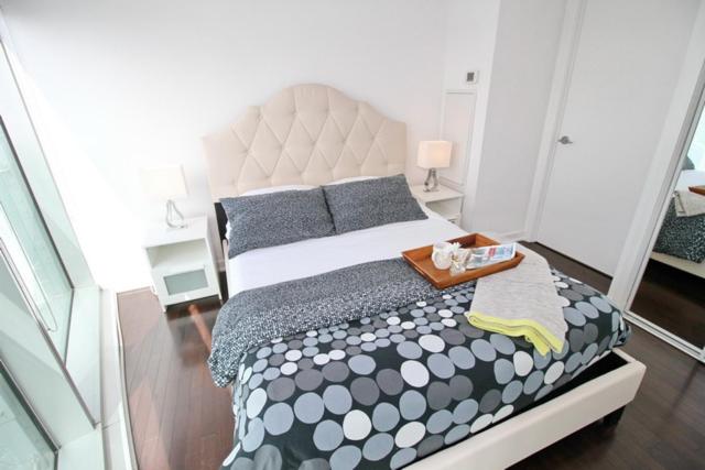 Presidential 2+1BR Condo, Entertainment District (Downtown) w/ CN Tower View, Balcony, Pool & Hot Tub