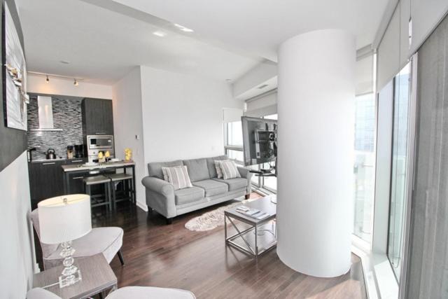 Presidential 2+1BR Condo, Entertainment District (Downtown) w/ CN Tower View, Balcony, Pool & Hot Tub