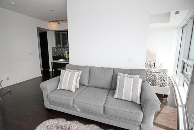 Presidential 2+1BR Condo, Entertainment District (Downtown) w/ CN Tower View, Balcony, Pool & Hot Tub