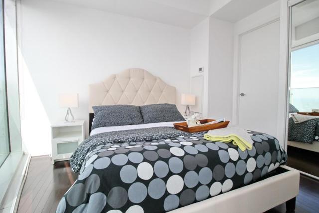 Presidential 2+1BR Condo, Entertainment District (Downtown) w/ CN Tower View, Balcony, Pool & Hot Tub
