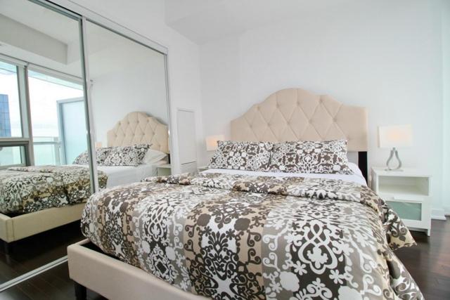 Presidential 2+1BR Condo, Entertainment District (Downtown) w/ CN Tower View, Balcony, Pool & Hot Tub