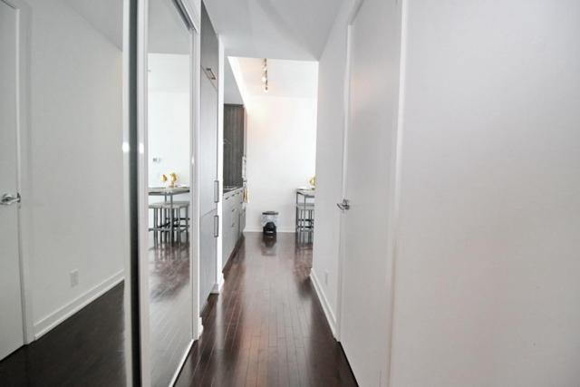 Presidential 2+1BR Condo, Entertainment District (Downtown) w/ CN Tower View, Balcony, Pool & Hot Tub