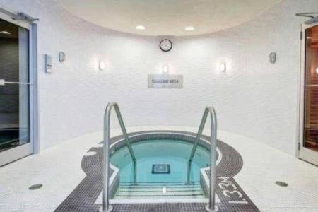 Presidential 2+1BR Condo, Entertainment District (Downtown) w/ CN Tower View, Balcony, Pool & Hot Tub