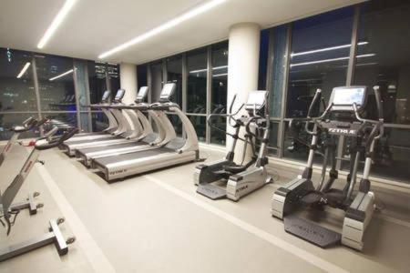 Presidential 2+1BR Condo, Entertainment District (Downtown) w/ CN Tower View, Balcony, Pool & Hot Tub