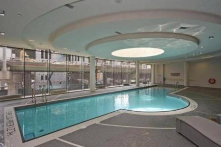 Presidential 2+1BR Condo, Entertainment District (Downtown) w/ CN Tower View, Balcony, Pool & Hot Tub
