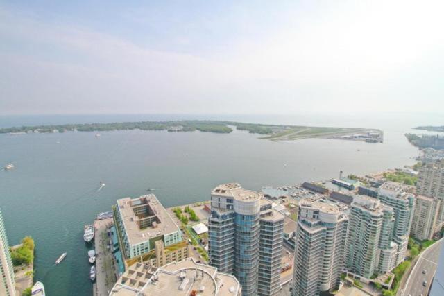 Presidential 2+1BR Condo, Entertainment District (Downtown) w/ CN Tower View, Balcony, Pool & Hot Tub