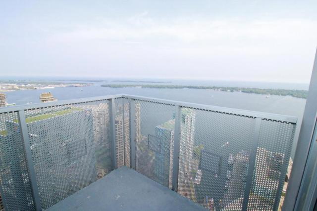 Presidential 2+1BR Condo, Entertainment District (Downtown) w/ CN Tower View, Balcony, Pool & Hot Tub