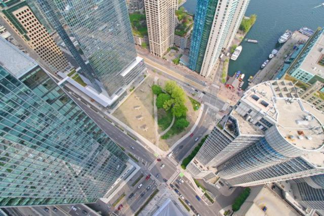 Presidential 2+1BR Condo, Entertainment District (Downtown) w/ CN Tower View, Balcony, Pool & Hot Tub
