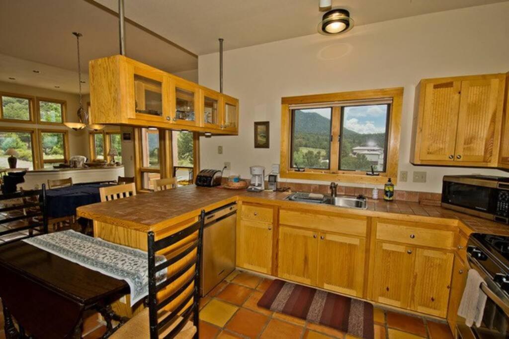 Lovely Home in Crestone (Great Views!)