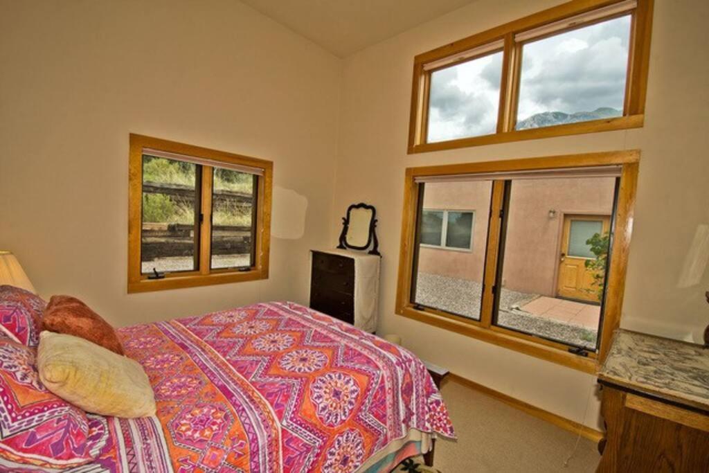 Lovely Home in Crestone (Great Views!)