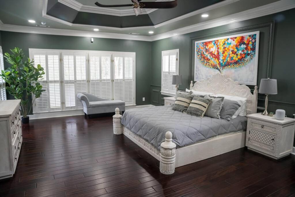 Lakefront Retreat w/ Guest House