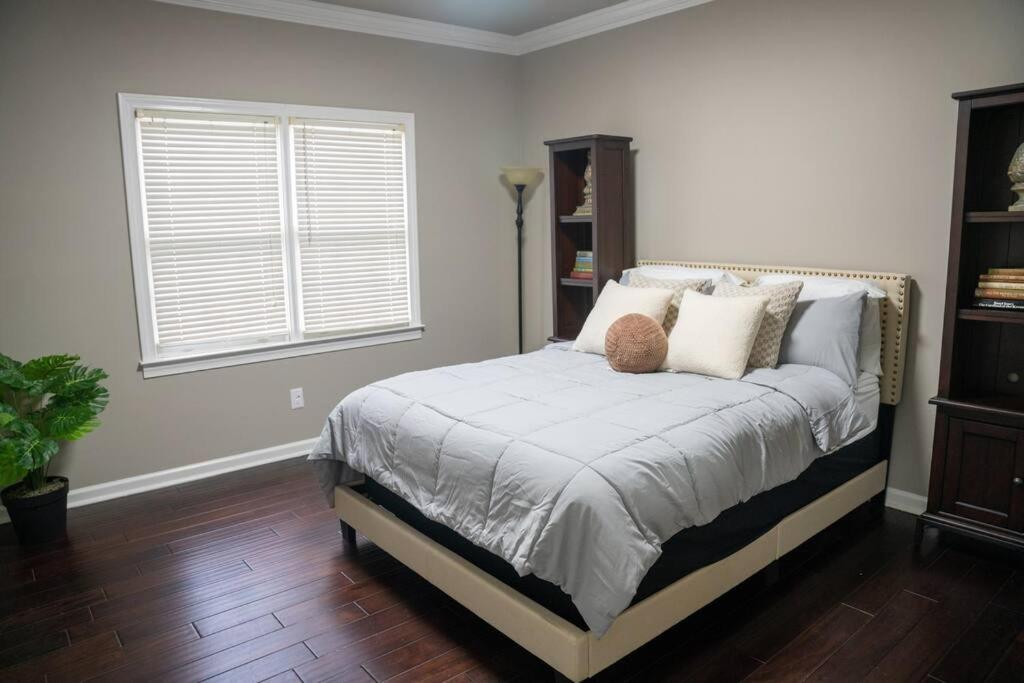 Lakefront Retreat w/ Guest House