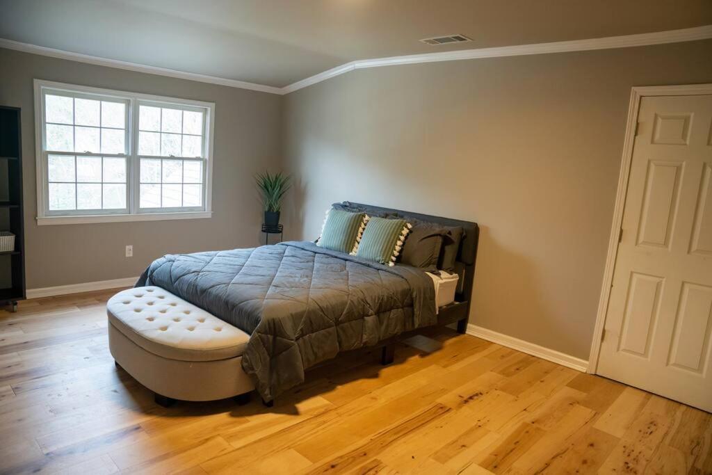 Lakefront Retreat w/ Guest House