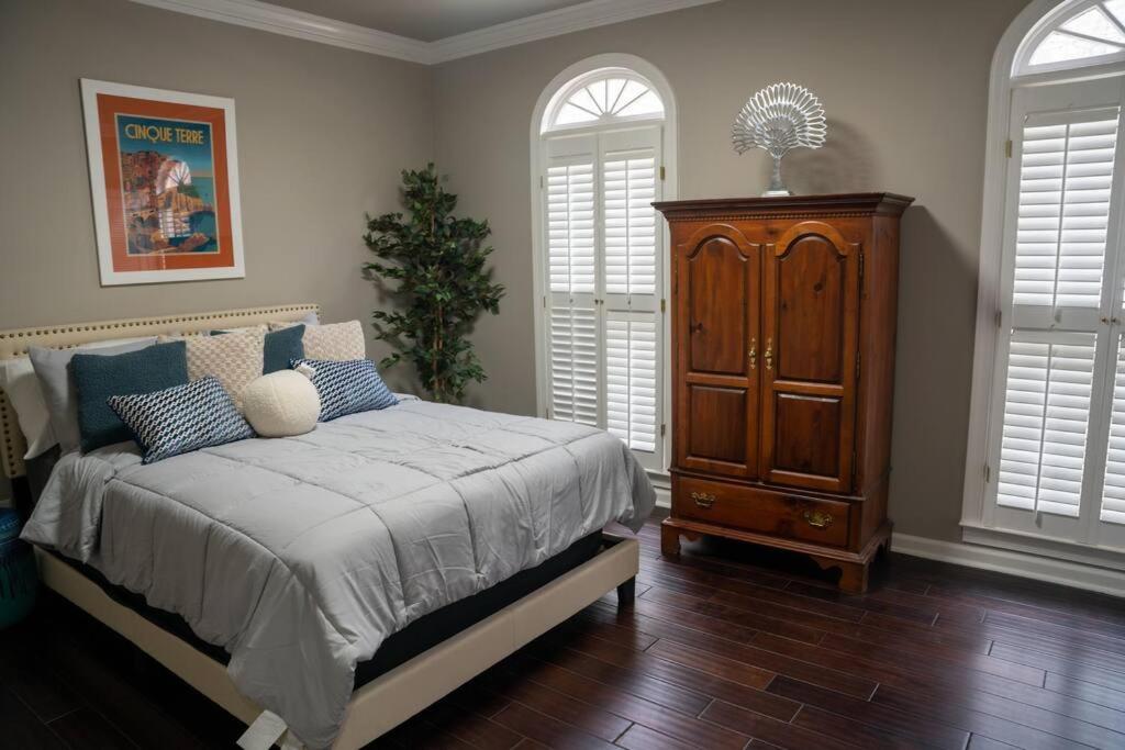 Lakefront Retreat w/ Guest House