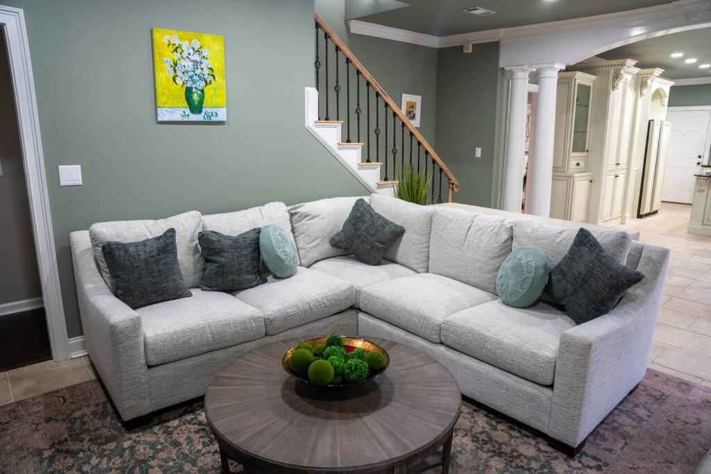 Lakefront Retreat w/ Guest House