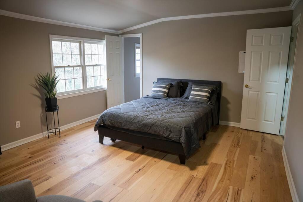 Lakefront Retreat w/ Guest House