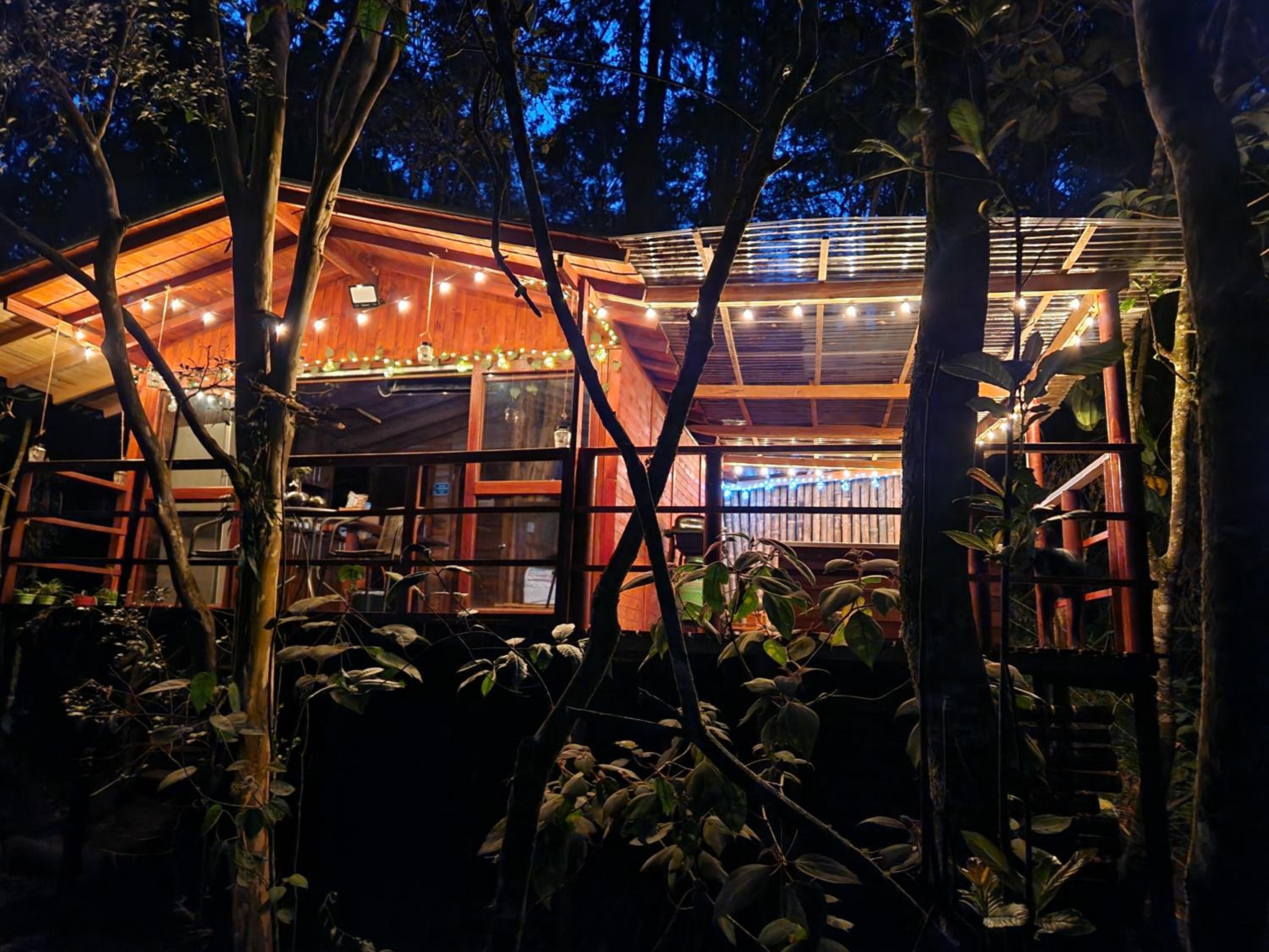 Cabaña en Medio del Bosque con Jacuzzi - Santa Elena