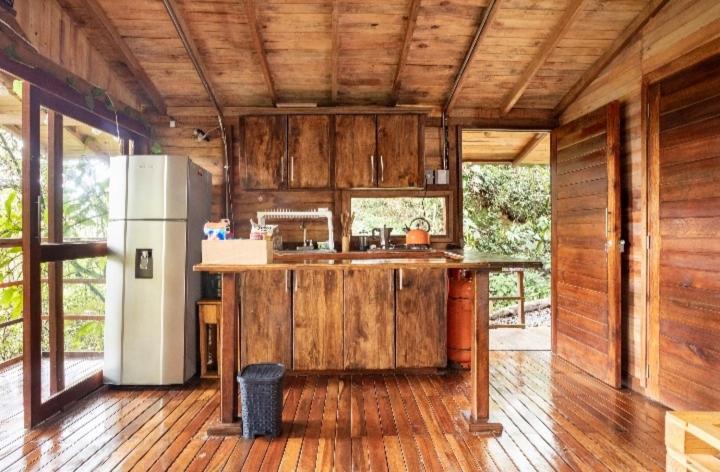 Cabaña en Medio del Bosque con Jacuzzi - Santa Elena