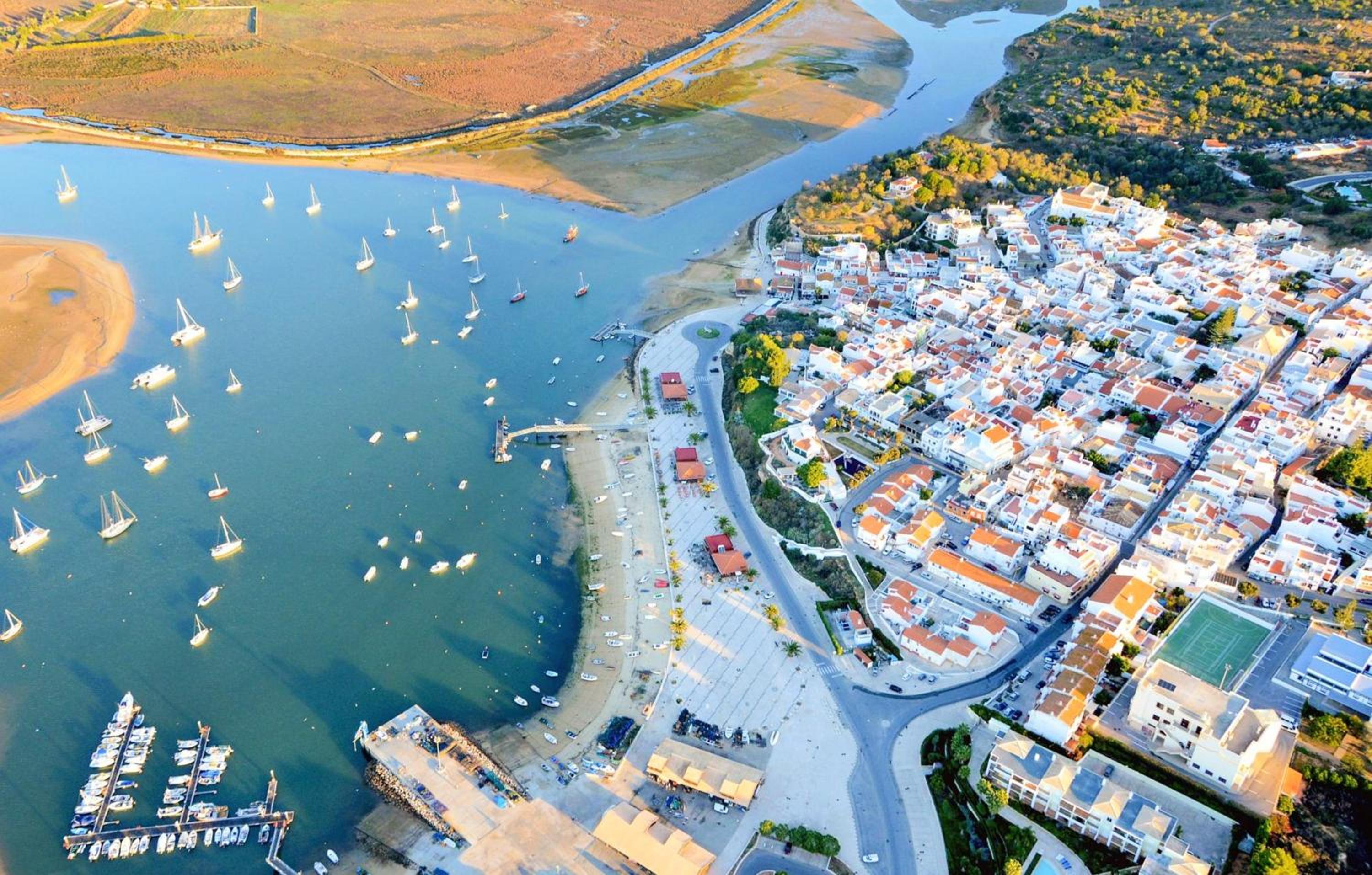 Spacious apartment in Alvor - 100 m² with shared pool view 5