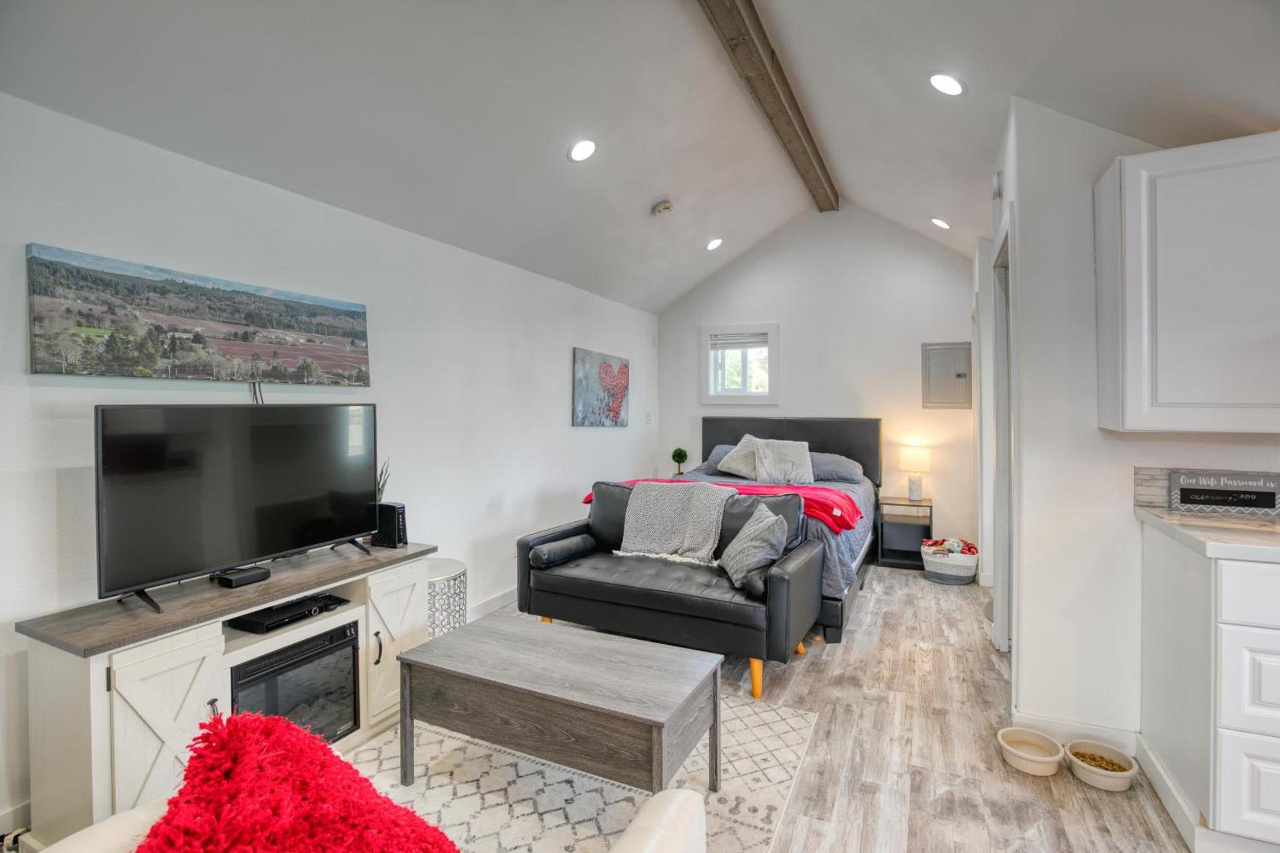 Cranberry Cottage Studio by the Sea w fireplace view 2