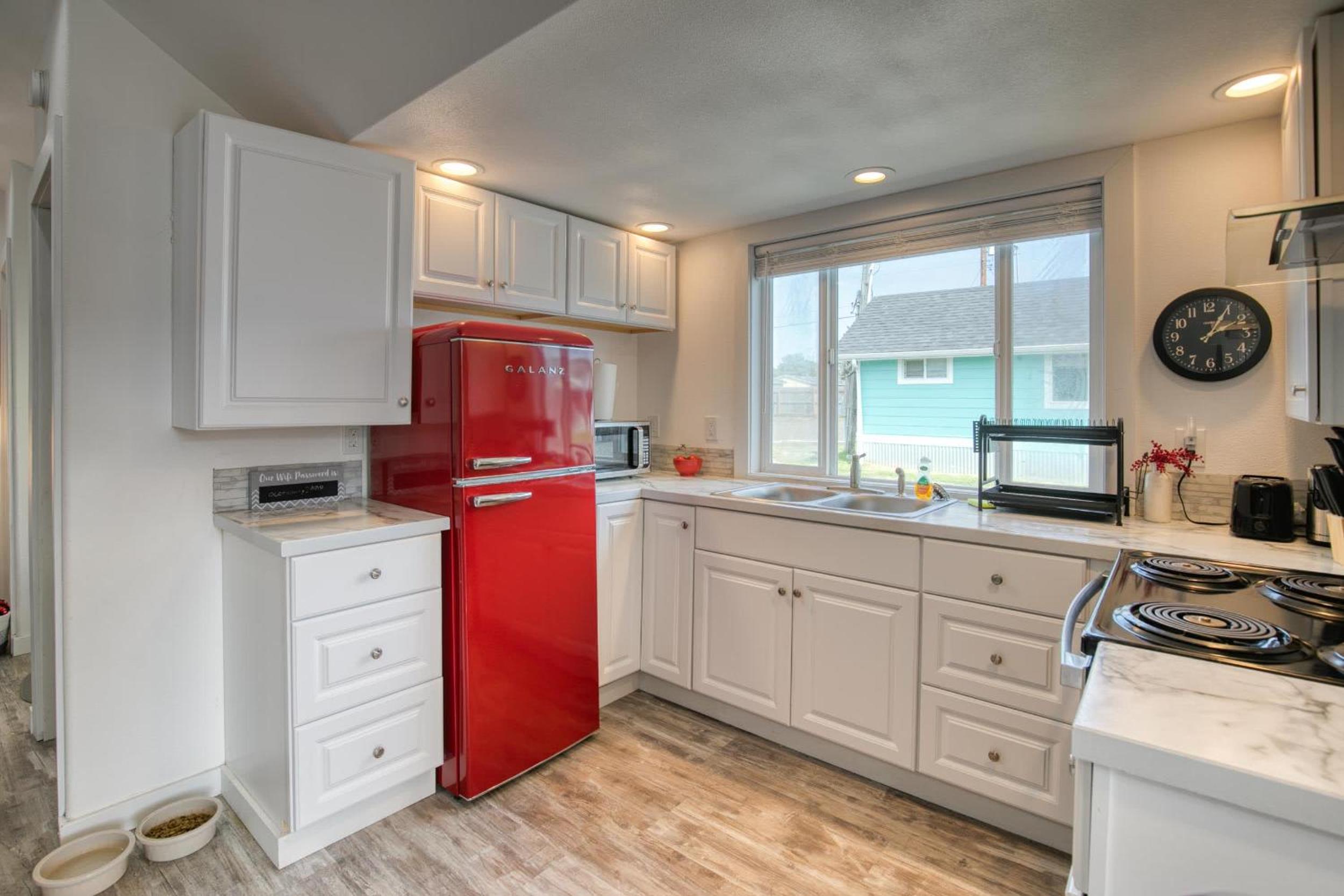 Cranberry Cottage Studio by the Sea w fireplace view 3