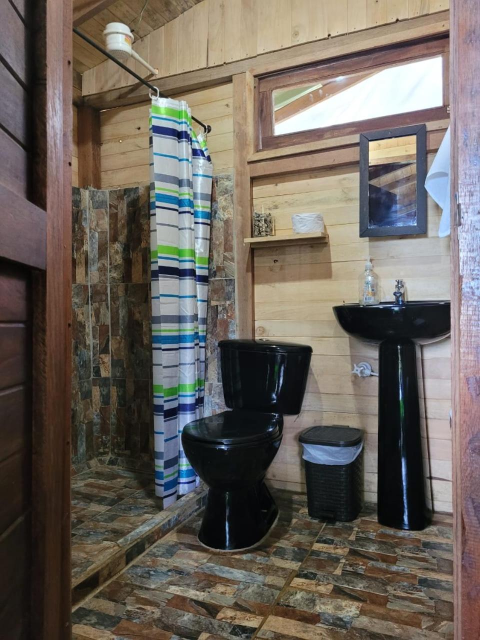 Cabaña en Medio del Bosque con Jacuzzi - Santa Elena