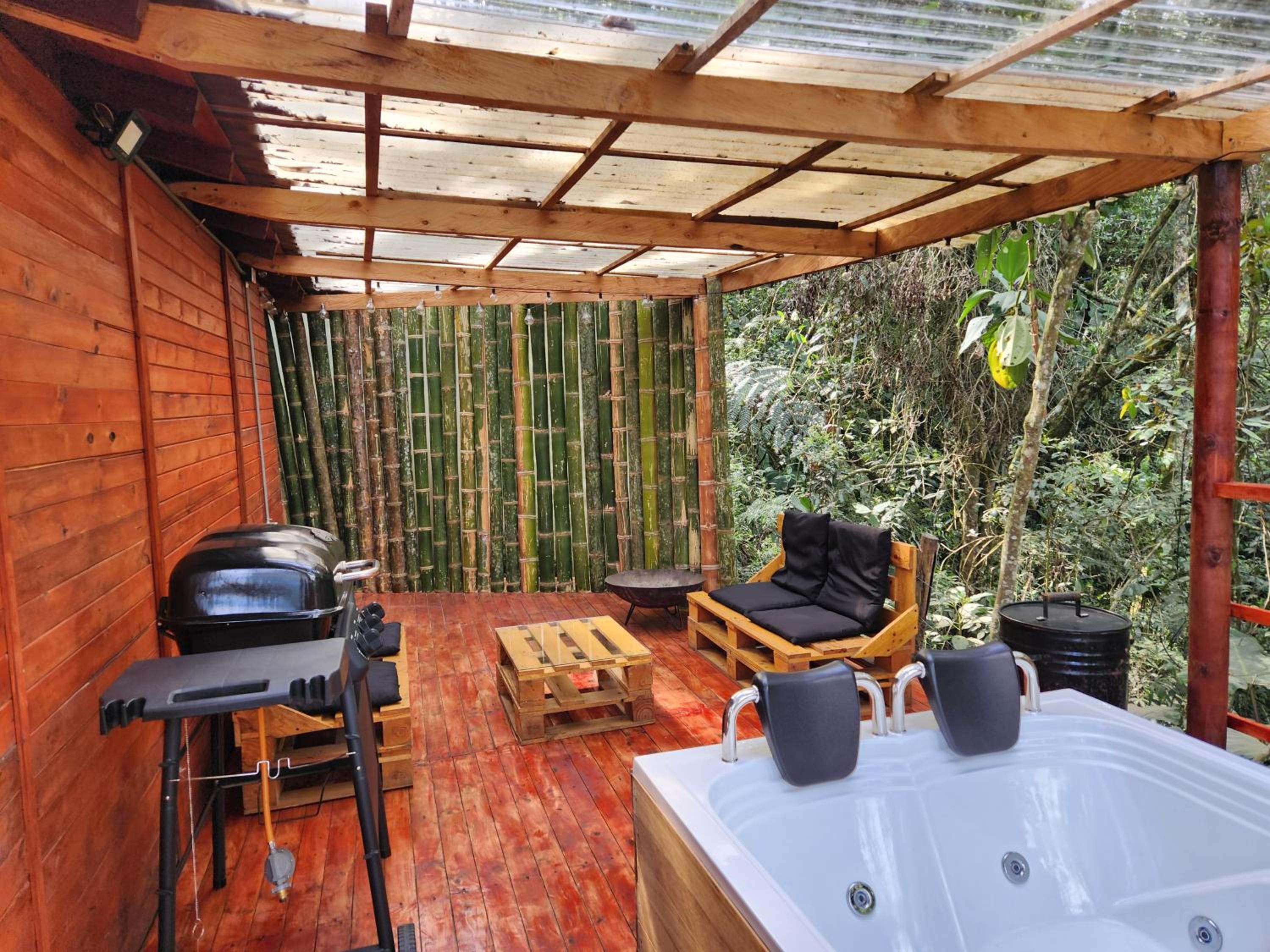 Cabaña en Medio del Bosque con Jacuzzi - Santa Elena