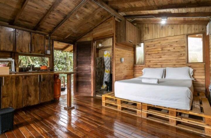 Cabaña en Medio del Bosque con Jacuzzi - Santa Elena