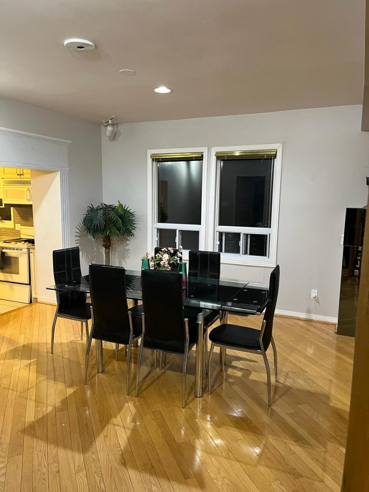 Luxurious Private Room Close to Amenities 25 Min to Downtown Toronto P2b