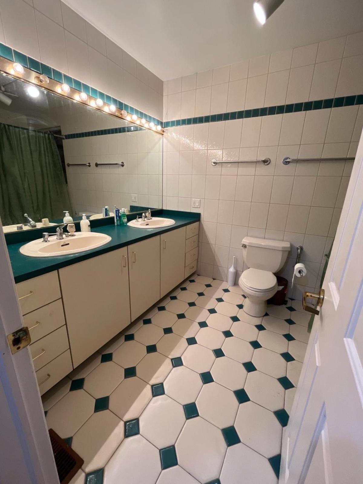 Luxurious Private Room Close to Amenities 25 Min to Downtown Toronto P2b