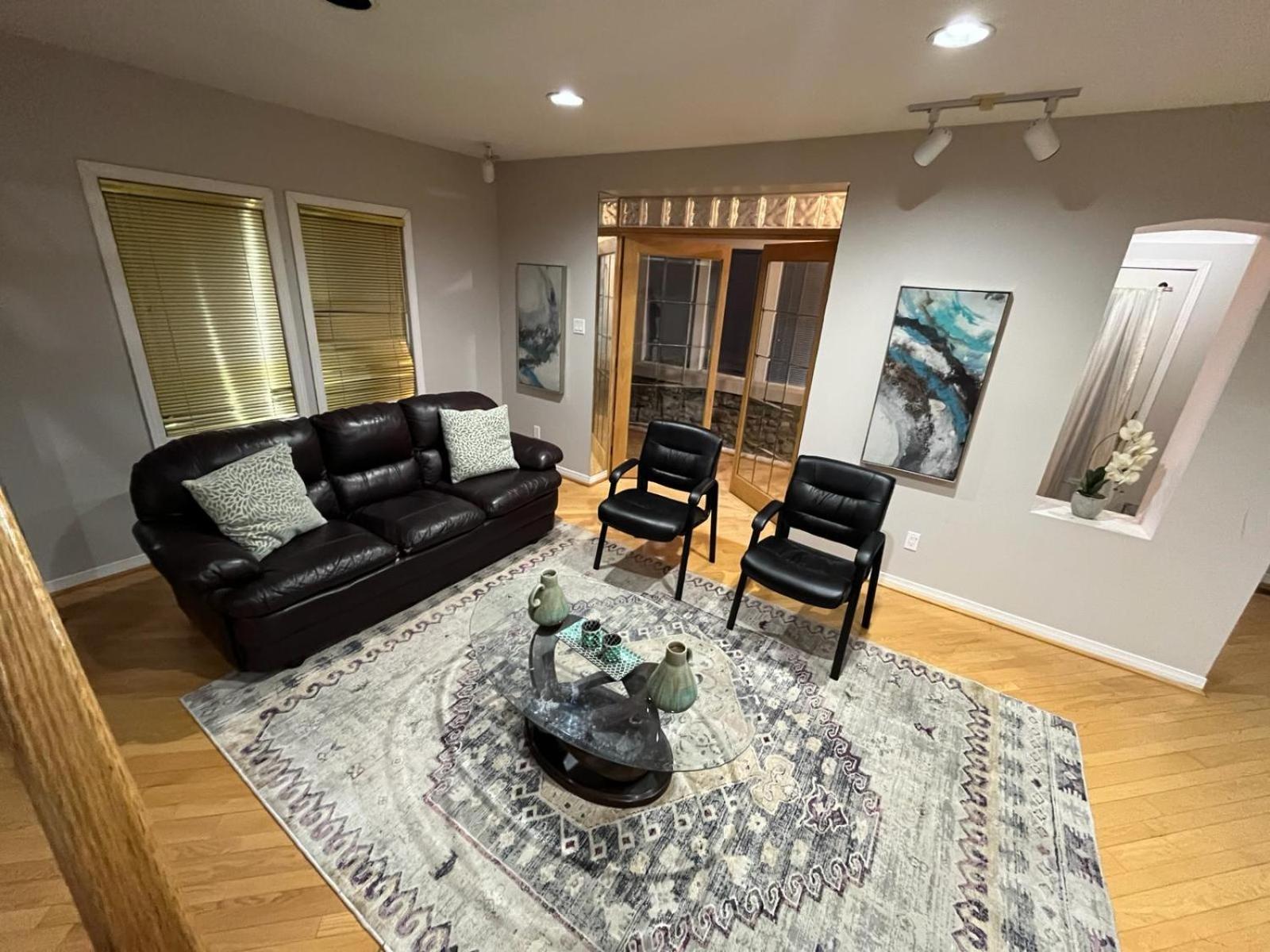 Luxurious Private Room Close to Amenities 25 Min to Downtown Toronto P2b