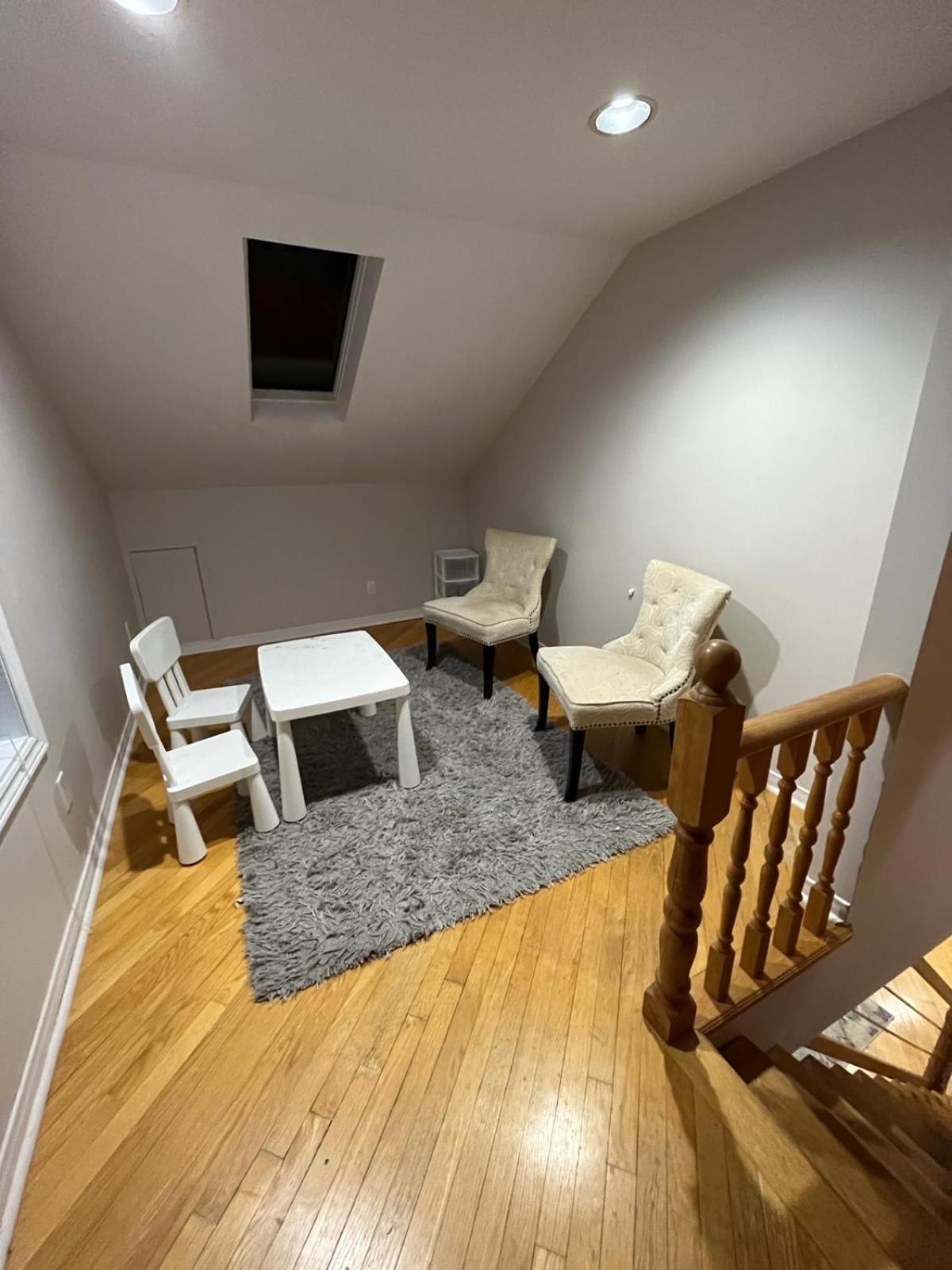 Luxurious Private Room Close to Amenities 25 Min to Downtown Toronto P2b