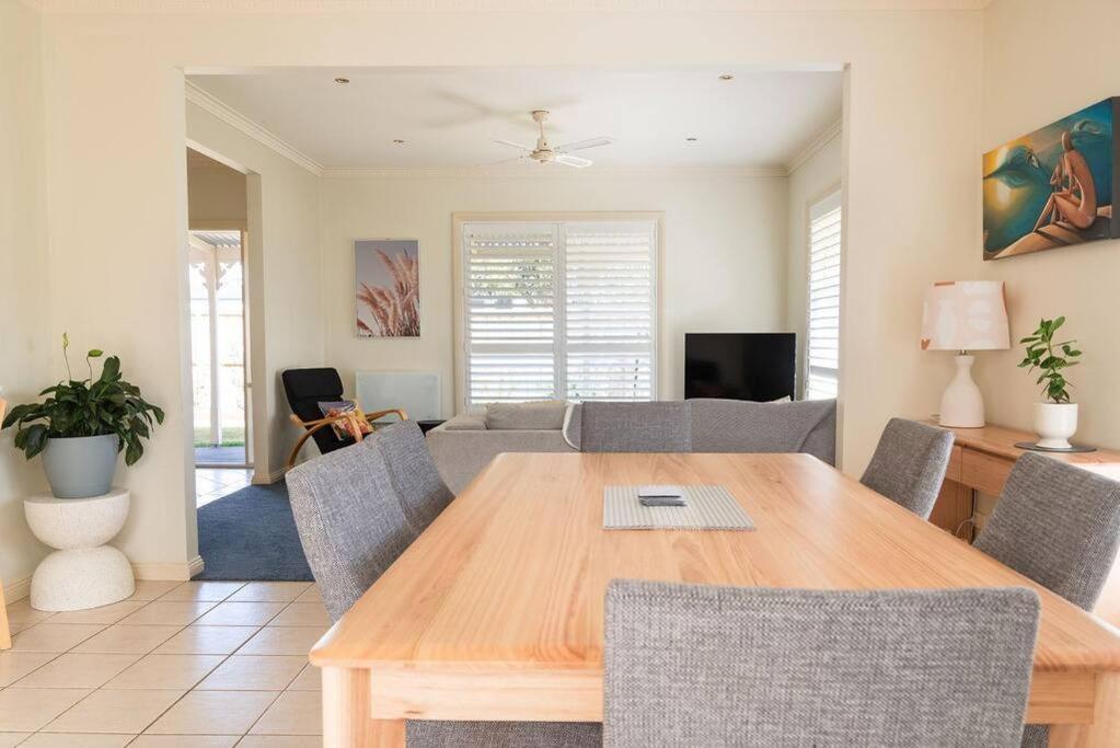 Charming Cottage, 7 mins walk to the beach and golf!
