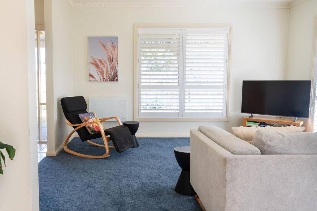 Charming Cottage, 7 mins walk to the beach and golf!