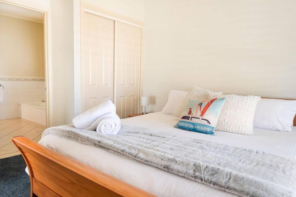 Charming Cottage, 7 mins walk to the beach and golf!