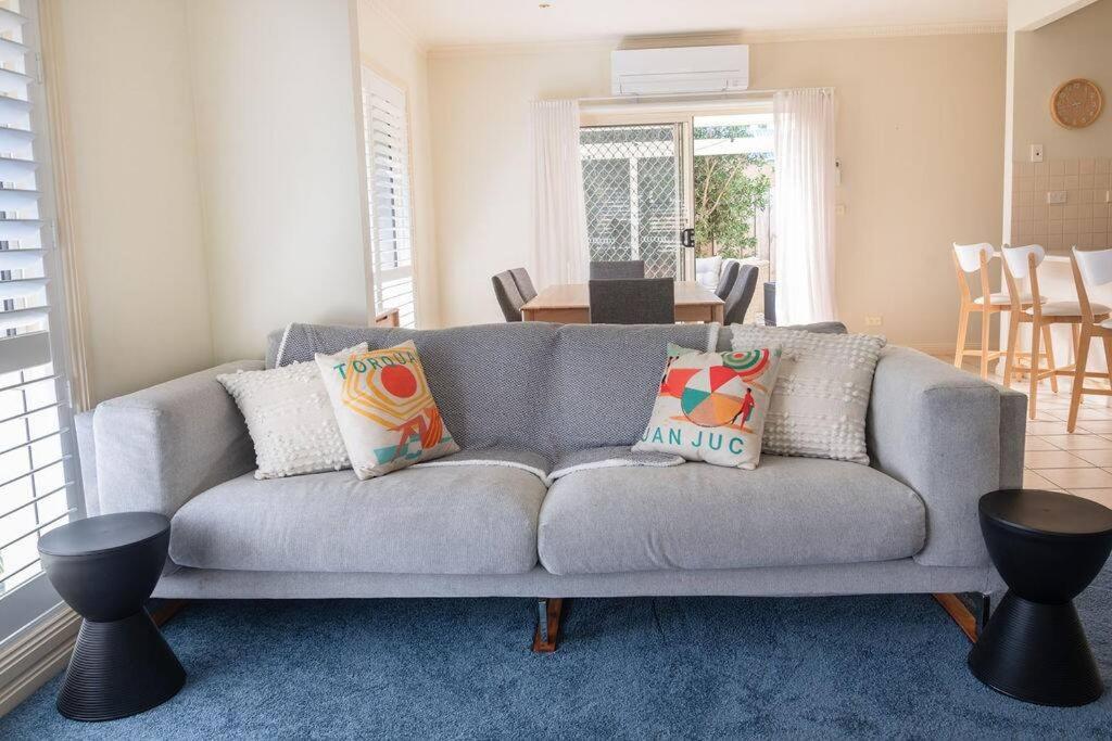 Charming Cottage, 7 mins walk to the beach and golf!