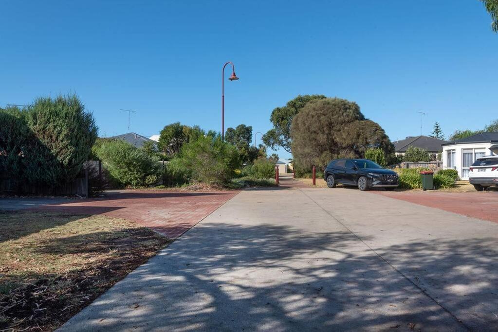 Charming Cottage, 7 mins walk to the beach and golf!