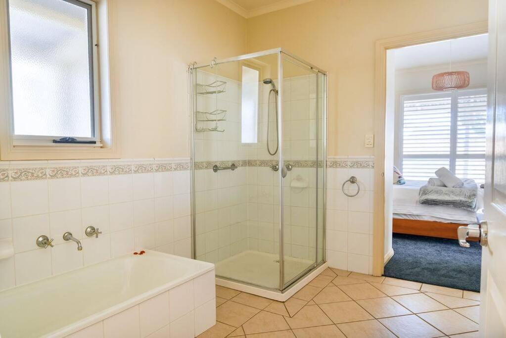 Charming Cottage, 7 mins walk to the beach and golf!