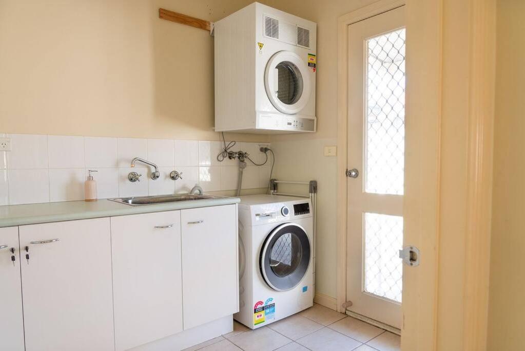 Charming Cottage, 7 mins walk to the beach and golf!