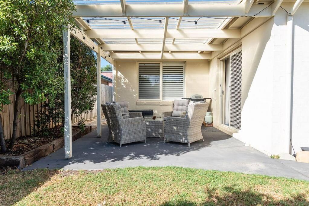Charming Cottage, 7 mins walk to the beach and golf!