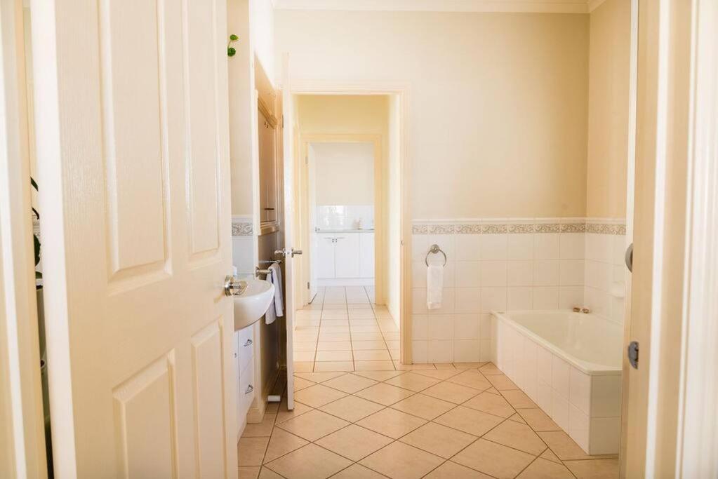 Charming Cottage, 7 mins walk to the beach and golf!