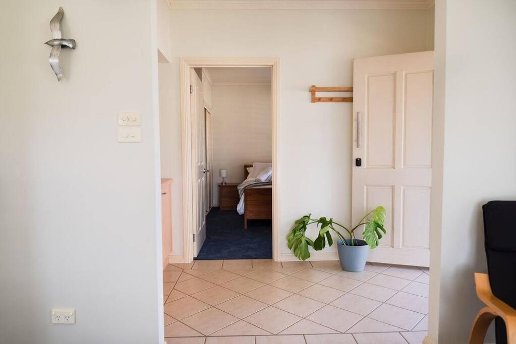 Charming Cottage, 7 mins walk to the beach and golf!