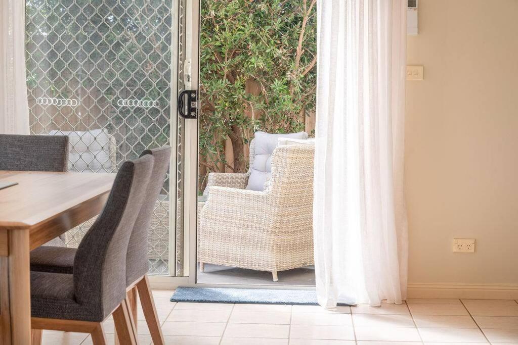 Charming Cottage, 7 mins walk to the beach and golf!
